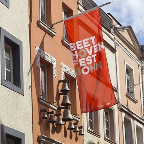 ボン市内に掲げられているベートーヴェンフェスティヴァルののぼり (C)Michael Sondermann/Bundesstadt Bonn